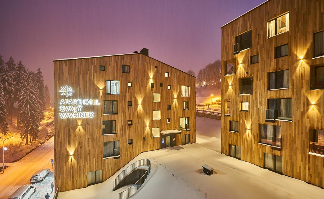 Aparthotel Svatý Vavřinec ukazuje, že i v českých horách může vzniknout sebevědomý, moderní projekt, který spojuje špičkové služby, atmosféru a pocit, že jste přesně tam, kde chcete být.