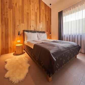 Hosté tu najdou wellness centrum, špičkovou gastronomii i apartmány s plně vybavenými kuchyněmi - některé dokonce s privátní vířivkou nebo finskou saunou.