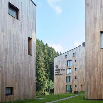 Tvůrci čtyřhvězdičkového hotelu se nechali inspirovat Itálií, Švýcarskem i Rakouskem a z každé země si vzali to nejlepší. 