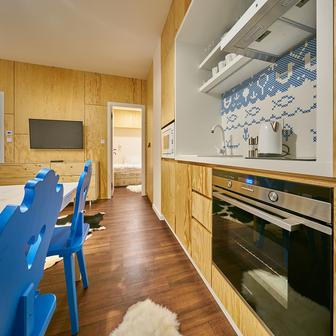 Aparthotel Svatý Vavřinec tak ukazuje, že i v českých horách může vzniknout sebevědomý, moderní projekt, který spojuje špičkové služby, atmosféru a pocit, že jste přesně tam, kde chcete být.