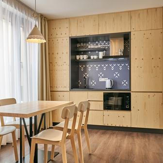 Resort je tak ideální nejen pro rodinnou dovolenou, ale i pro firemní akce, teambuildingy nebo stylové večírky pod Sněžkou. 