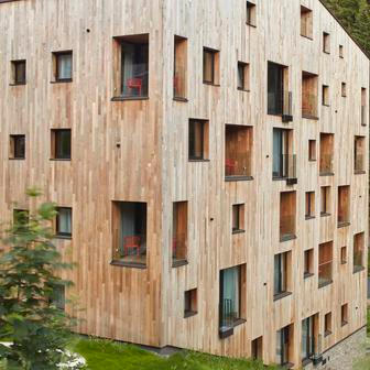 Hosté si navíc mohou vybírat z pestré nabídky aktivit: od skialpových výletů s průvodcem, jízdy se psím spřežením či vyhlídkové jízdy rolbou až po indoor únikové hry a týmové kvízy.