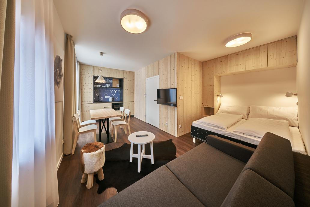 Moderní horský resort, situovaný přímo v centru Pece pod Sněžkou, je považován za jeden z projektů, které výrazně posunuly pojetí servisovaných apartmánů v českých horách.