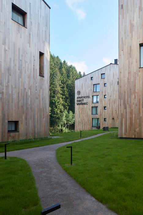 Tvůrci čtyřhvězdičkového hotelu se nechali inspirovat Itálií, Švýcarskem i Rakouskem a z každé země si vzali to nejlepší. 