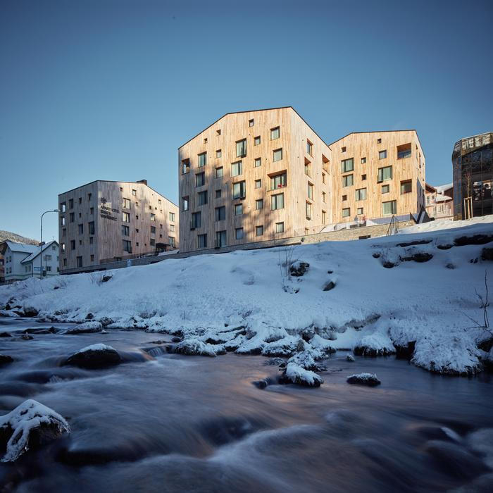 Místo však boduje i šíří služeb – od wellness s finskou i parní saunou, Kneippovým chodníkem a masážemi, přes podzemní garáže s nabíječkami pro elektromobily, až po konferenční prostory s kapacitou až 300 osob. 