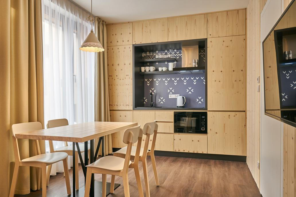 Resort je tak ideální nejen pro rodinnou dovolenou, ale i pro firemní akce, teambuildingy nebo stylové večírky pod Sněžkou. 