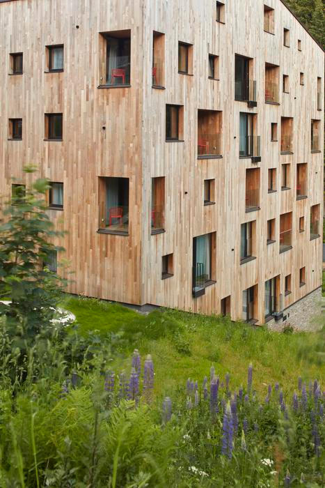 Hosté si navíc mohou vybírat z pestré nabídky aktivit: od skialpových výletů s průvodcem, jízdy se psím spřežením či vyhlídkové jízdy rolbou až po indoor únikové hry a týmové kvízy.