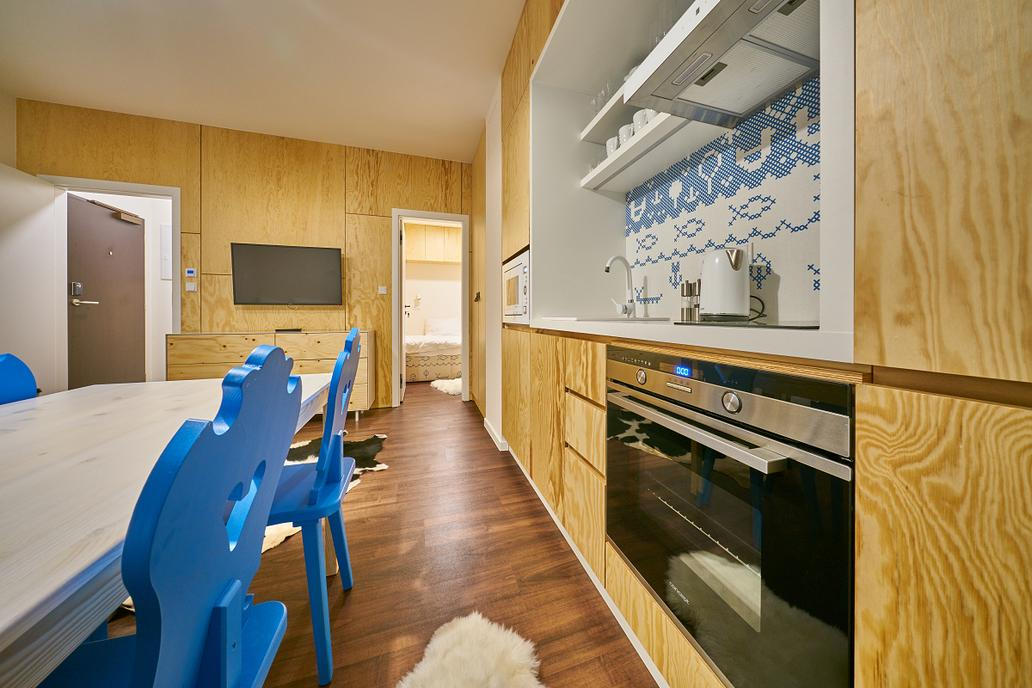 Aparthotel Svatý Vavřinec tak ukazuje, že i v českých horách může vzniknout sebevědomý, moderní projekt, který spojuje špičkové služby, atmosféru a pocit, že jste přesně tam, kde chcete být.