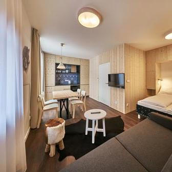 Moderní horský resort, situovaný přímo v centru Pece pod Sněžkou, je považován za jeden z projektů, které výrazně posunuly pojetí servisovaných apartmánů v českých horách.