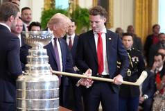 Nobelova cena, plnotučné mléko a vztyčený prostředníček – tak vypadal Trumpův týden