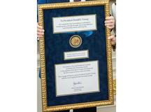 Nobelova cena, plnotučné mléko a vztyčený prostředníček – tak vypadal Trumpův týden