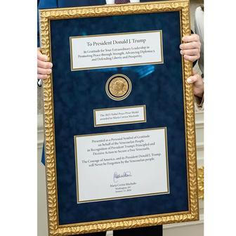 Nobelova cena, plnotučné mléko a vztyčený prostředníček – tak vypadal Trumpův týden