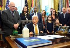 Nobelova cena, plnotučné mléko a vztyčený prostředníček – tak vypadal Trumpův týden