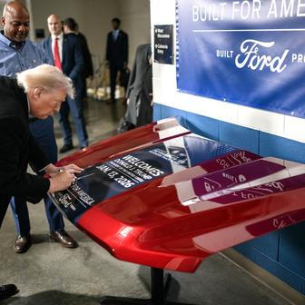 Nobelova cena, plnotučné mléko a vztyčený prostředníček – tak vypadal Trumpův týden