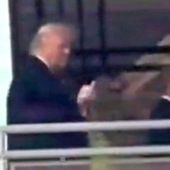 Nobelova cena, plnotučné mléko a vztyčený prostředníček – tak vypadal Trumpův týden