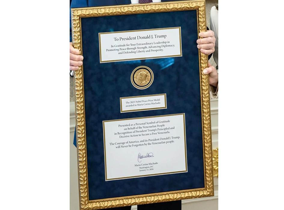 Nobelova cena, plnotučné mléko a vztyčený prostředníček – tak vypadal Trumpův týden