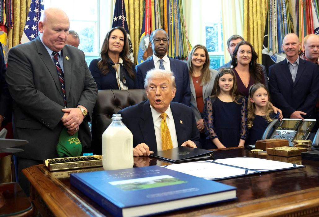 Nobelova cena, plnotučné mléko a vztyčený prostředníček – tak vypadal Trumpův týden