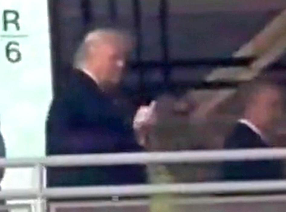 Nobelova cena, plnotučné mléko a vztyčený prostředníček – tak vypadal Trumpův týden