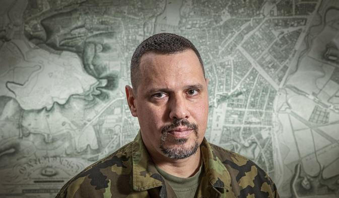 Generál Roman Hyťha je jedním z nejbližších kolegů Karla Řehky. Ovšem poté, co se 26. září 2025 zúčastnil incidentu v Brně, při němž mu jiný voják pořezal ruku, je jeho další kariéra nejistá.