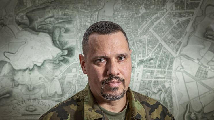 Generál Roman Hyťha je jedním z nejbližších kolegů Karla Řehky. Ovšem poté, co se 26. září 2025 zúčastnil incidentu v Brně, při němž mu jiný voják pořezal ruku, je jeho další kariéra nejistá.