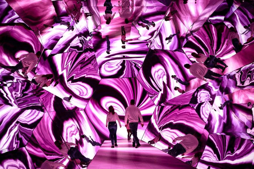 Škoda tyhle fotky minout: bicí & politika, cigareta jako symbol i labyrinty