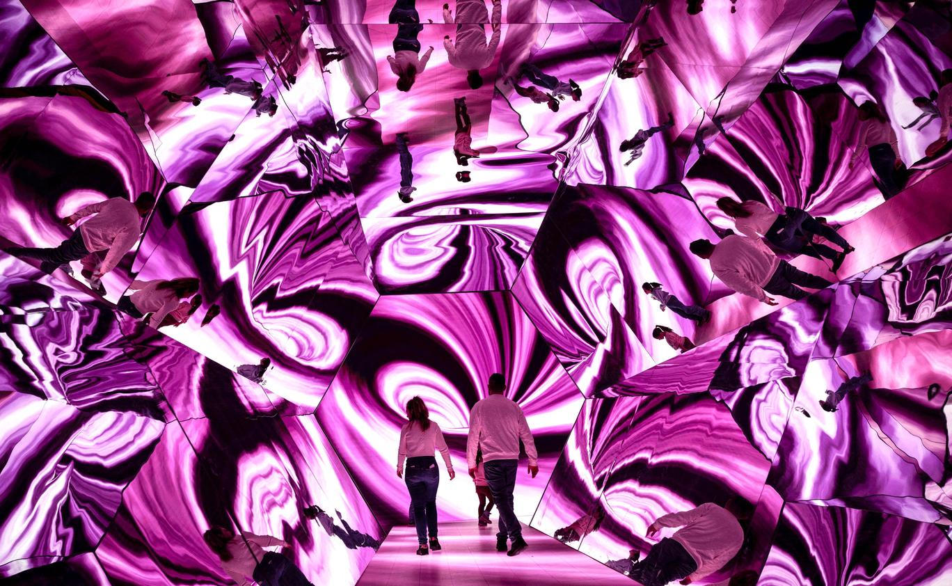 Škoda tyhle fotky minout: bící & politika, cigareta jako symbol i labyrinty