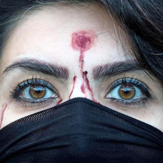 Škoda tyhle fotky minout: bicí & politika, cigareta jako symbol i labyrinty