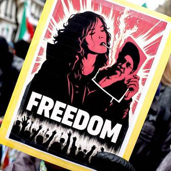 Škoda tyhle fotky minout: bicí & politika, cigareta jako symbol i labyrinty