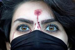 Škoda tyhle fotky minout: bicí & politika, cigareta jako symbol i labyrinty