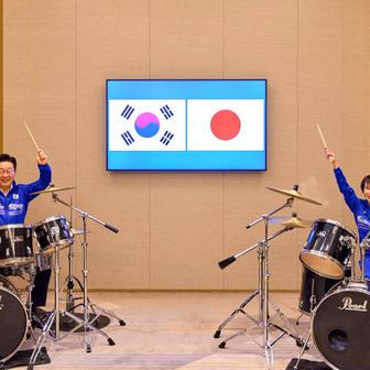 Škoda tyhle fotky minout: bicí & politika, cigareta jako symbol i labyrinty