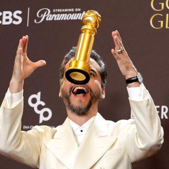 Škoda tyhle fotky minout: bicí & politika, cigareta jako symbol i labyrinty