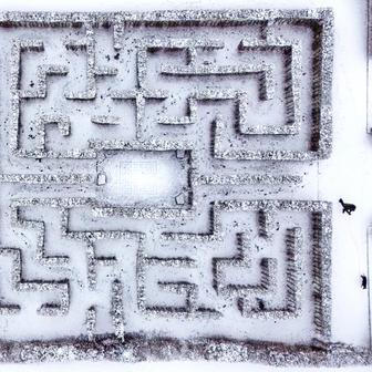 Škoda tyhle fotky minout: bicí & politika, cigareta jako symbol i labyrinty