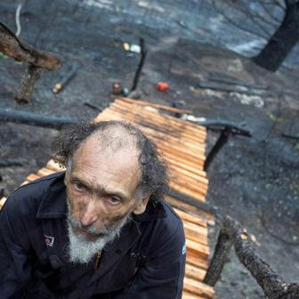 Škoda tyhle fotky minout: bicí & politika, cigareta jako symbol i labyrinty