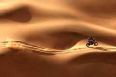 Škoda tyhle fotky minout: bicí & politika, cigareta jako symbol i labyrinty