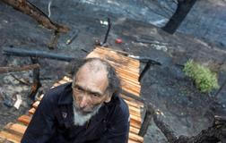 Škoda tyhle fotky minout: bicí & politika, cigareta jako symbol i labyrinty