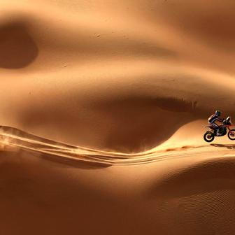 Škoda tyhle fotky minout: bicí & politika, cigareta jako symbol i labyrinty