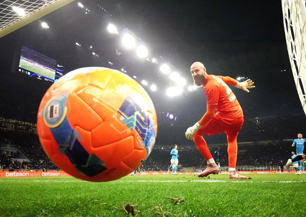 Škoda tyhle fotky minout: bicí & politika, cigareta jako symbol i labyrinty