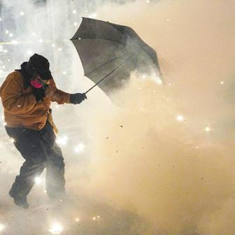 Škoda tyhle fotky minout: bicí & politika, cigareta jako symbol i labyrinty