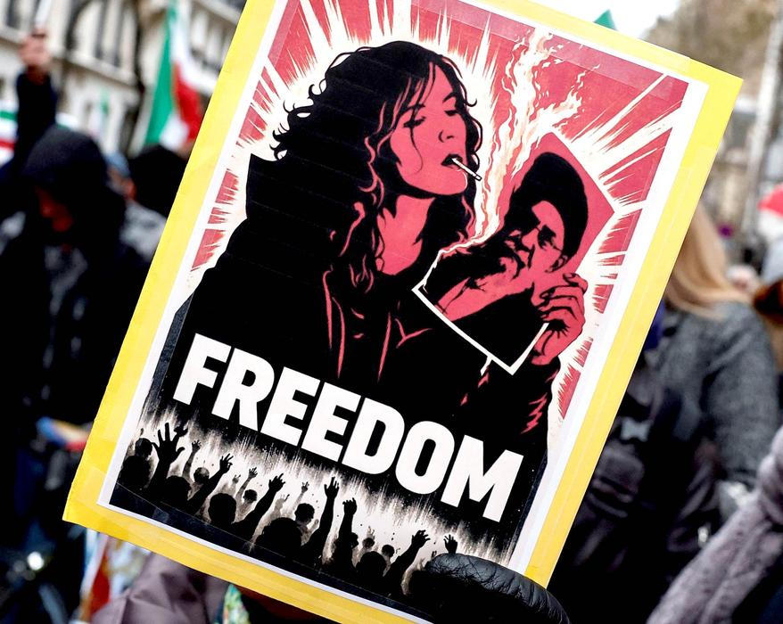 Škoda tyhle fotky minout: bicí & politika, cigareta jako symbol i labyrinty