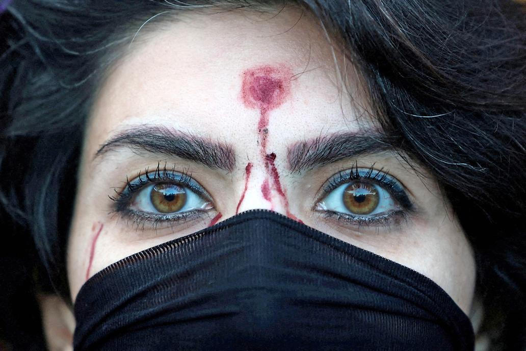 Škoda tyhle fotky minout: bicí & politika, cigareta jako symbol i labyrinty