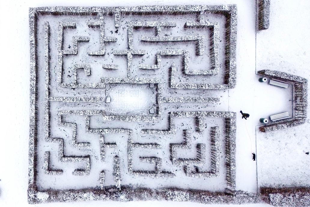 Škoda tyhle fotky minout: bicí & politika, cigareta jako symbol i labyrinty
