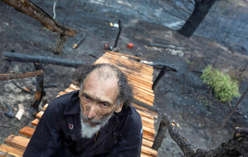 Škoda tyhle fotky minout: bicí & politika, cigareta jako symbol i labyrinty