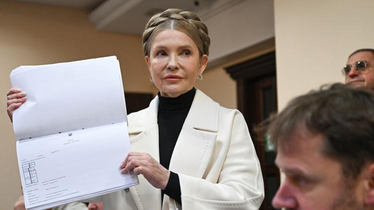 Ukrajinská expremiérka Julia Tymošenková v pátek u soudu v Kyjevě odmítla jako zfalšovanou odmítla nahrávku, která ji podle úřadů usvědčuje z korupce.