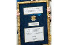 Nobelova cena, plnotučné mléko a vztyčený prostředníček – tak vypadal Trumpův týden