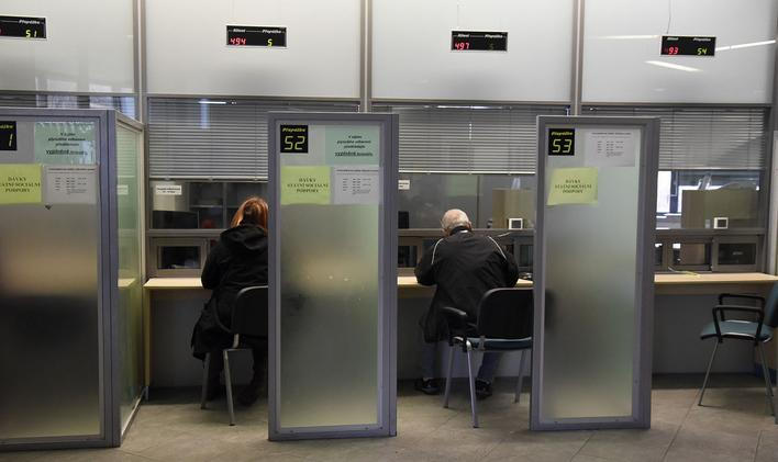 Nejohroženější jsou lidé pracující za přepážkami. Nahradí je umělá inteligence.