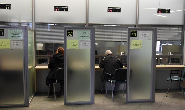 Nejohroženější jsou lidé pracující za přepážkami. Nahradí je umělá inteligence.