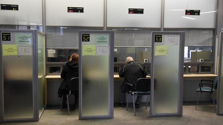 Nejohroženější jsou lidé pracující za přepážkami. Nahradí je umělá inteligence.