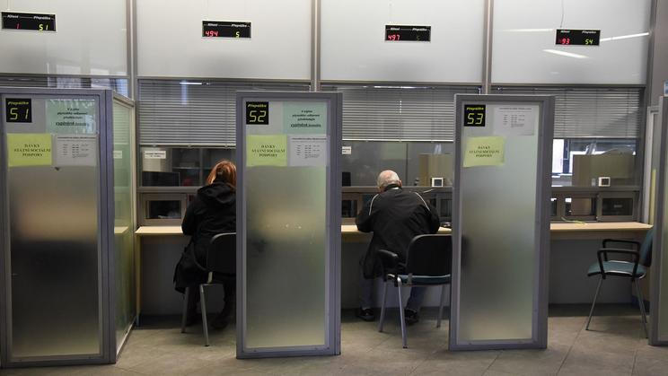 Nejohroženější jsou lidé pracující za přepážkami. Nahradí je umělá inteligence.