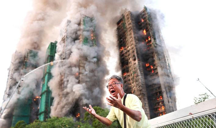 Požár 26. listopadu zachvátil sedm z osmi mnohapatrových rekonstruovaných budov v komplexu Wang Fuk Court, kde bydlelo okolo 4600 lidí.