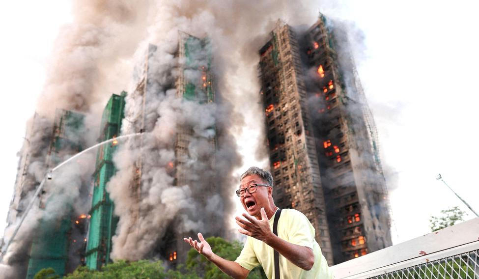 Požár 26. listopadu zachvátil sedm z osmi mnohapatrových rekonstruovaných budov v komplexu Wang Fuk Court, kde bydlelo okolo 4600 lidí.